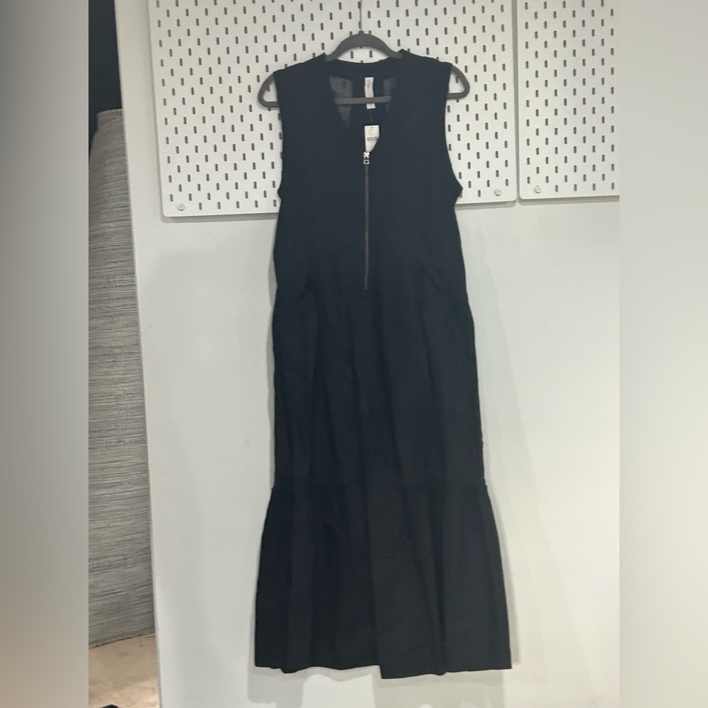 Daily Practice Sleeveless Black Maxi Dress with Front Zip